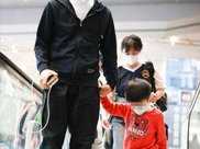 陳曉帶兒子亮相機場，4歲兒子打扮帥氣從小是型男，父子倆感情好