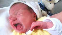 嬰兒出生的時候, 為何總是用哭聲來迎接世界? 他們為啥不笑呢?