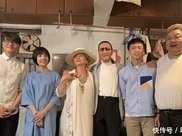 謝賢豪宅慶祝84歲大壽，消瘦不少，與朋友合照戴墨鏡袖套遮皺紋