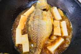 鮮嫩爽口的黃花魚燜豆腐，營養豐富好吃不膩，做法很簡單