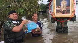 泰王救災太“作秀”, 讓百姓站洪水中拍照, 高舉瑪哈的照片真諷刺