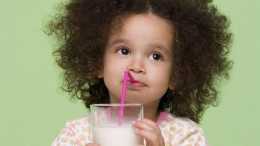 孩子一歲了就喝純牛奶。 不要奶粉吧？ 看權威機構的說辭