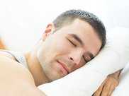 男人堅持裸睡，一段時間後，身體會收穫4個好處，別羞於瞭解