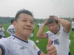 44歲陳羽凡近照曝光，與好友組隊踢足球，胖得五官變形認不出