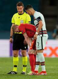葡萄牙隊歐洲盃出局後, C羅不僅“怒摔”袖標, 還有暖心一幕……