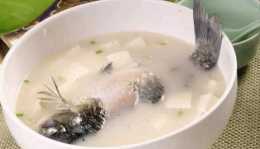 燉鯽魚豆腐湯時，別再直接加水燉了，多做這一步，魚湯濃白無腥味