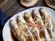 小黃魚的經典吃法：蔥油清蒸小黃魚，蔥香十足，口感滑嫩